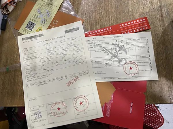 一家礼品盒店内成套出售的假海关报关单与发票，一套只需几元。