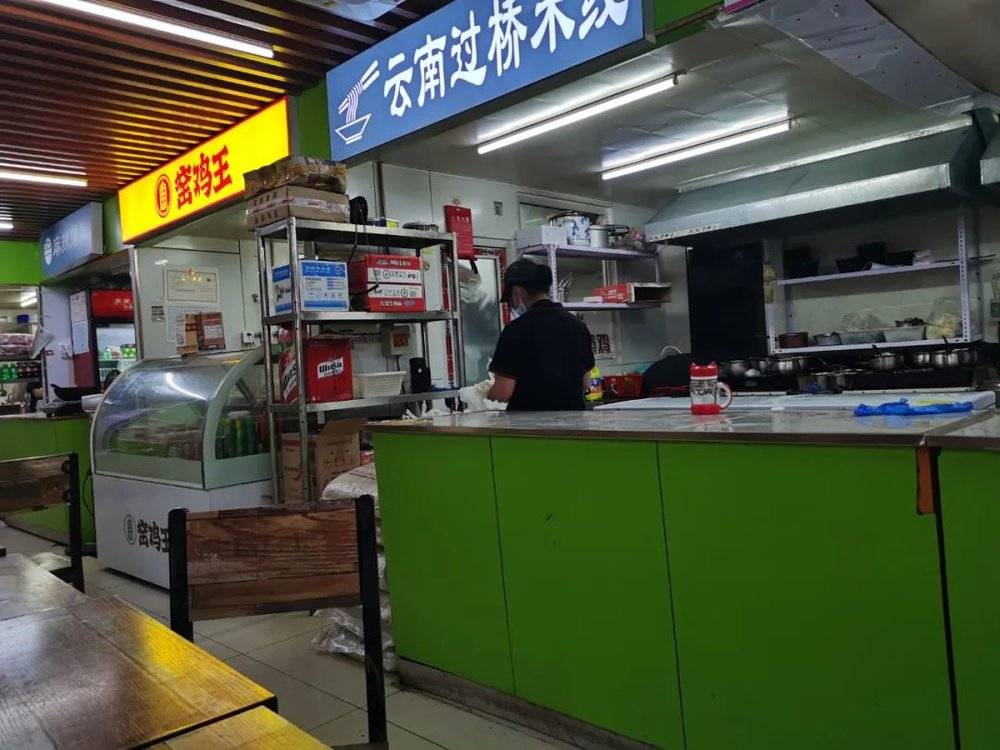 图 | 10家餐饮店挤在这么小的空间中，且都在美团平台上有网店