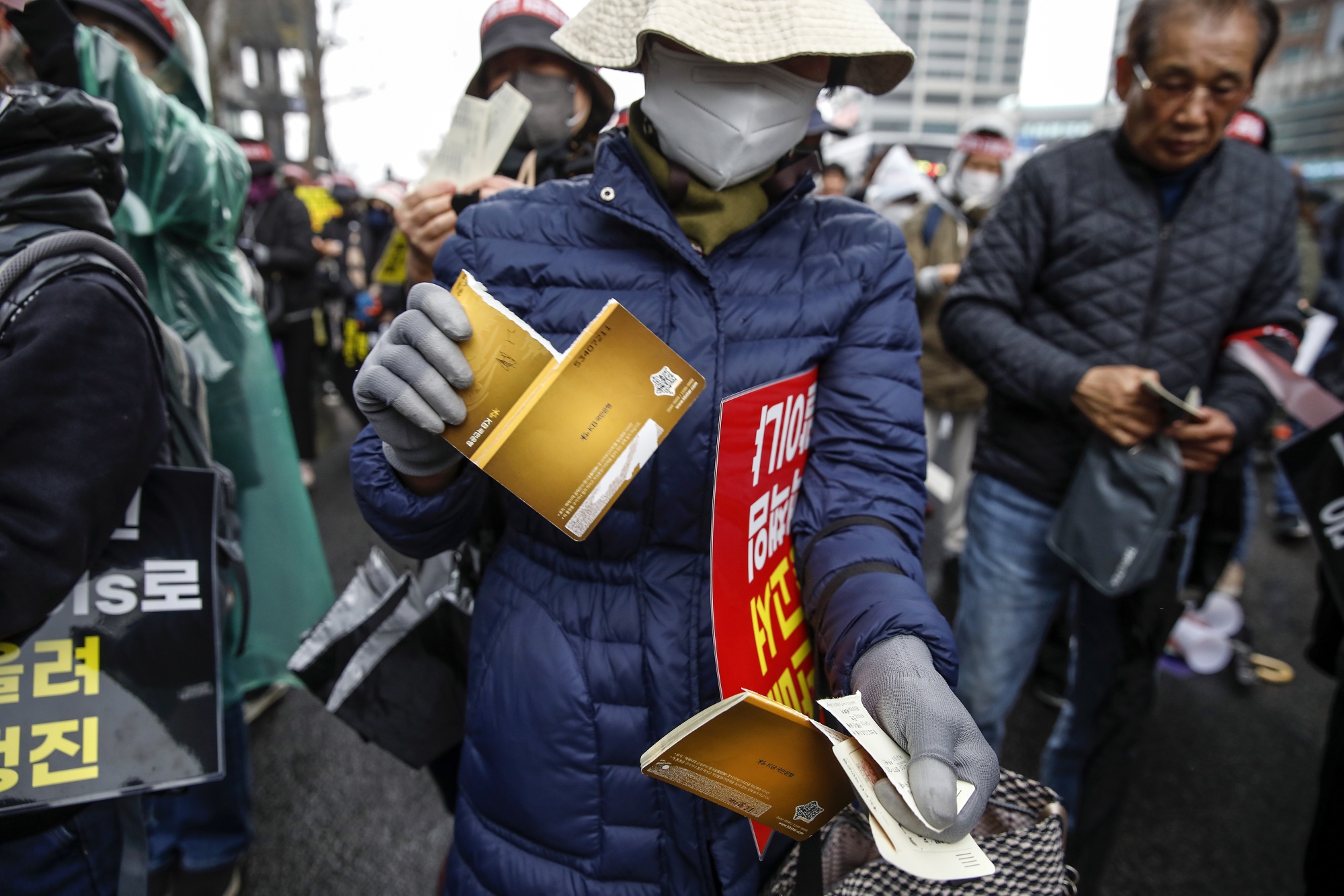 3 月 29 日，首尔举行抗议活动，示威者撕毁银行存折。