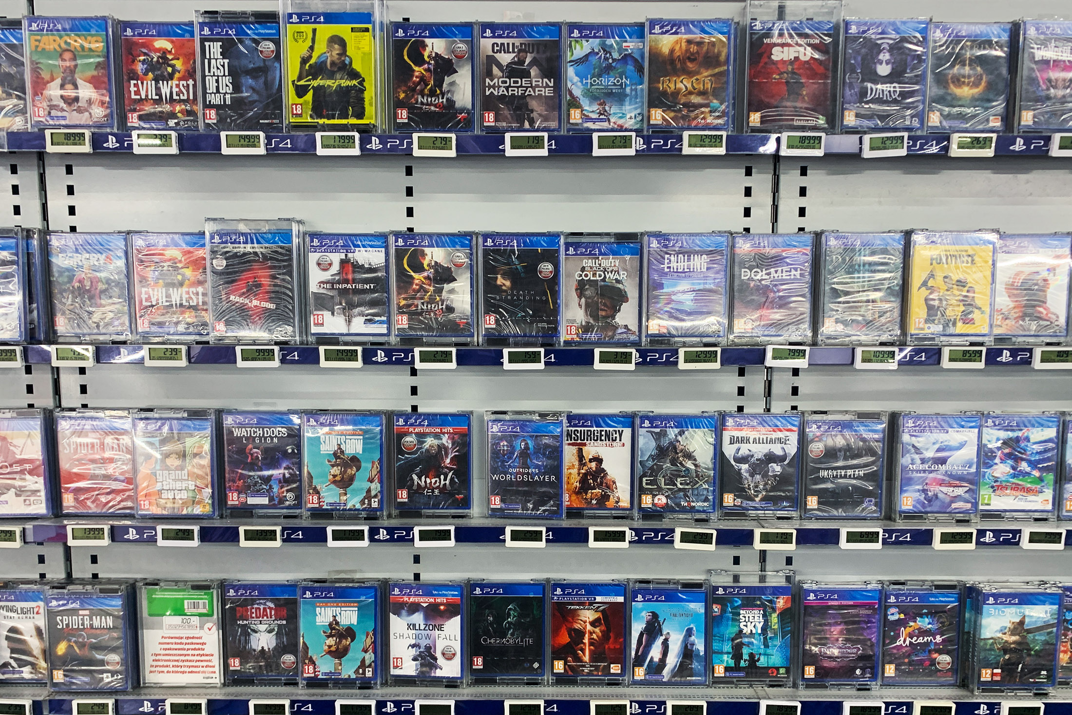 2023 年 2 月 2 日，波兰克拉科夫一家商店内的 PlayStation 4 游戏盒。